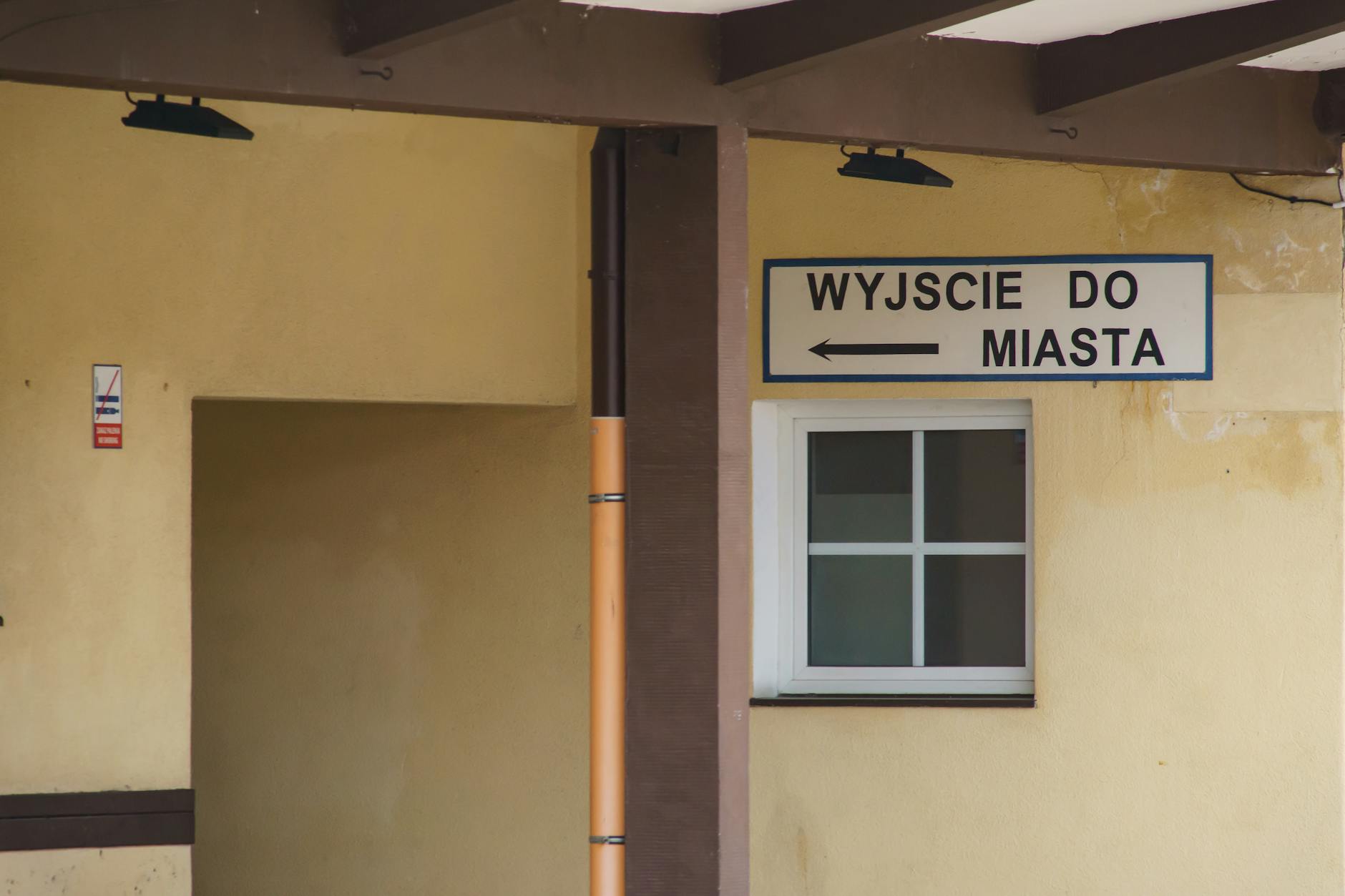 Grafika przedstawiająca symbol zegara i stetoskopu, symbolizująca kolejki do specjalistów w Stargardzie