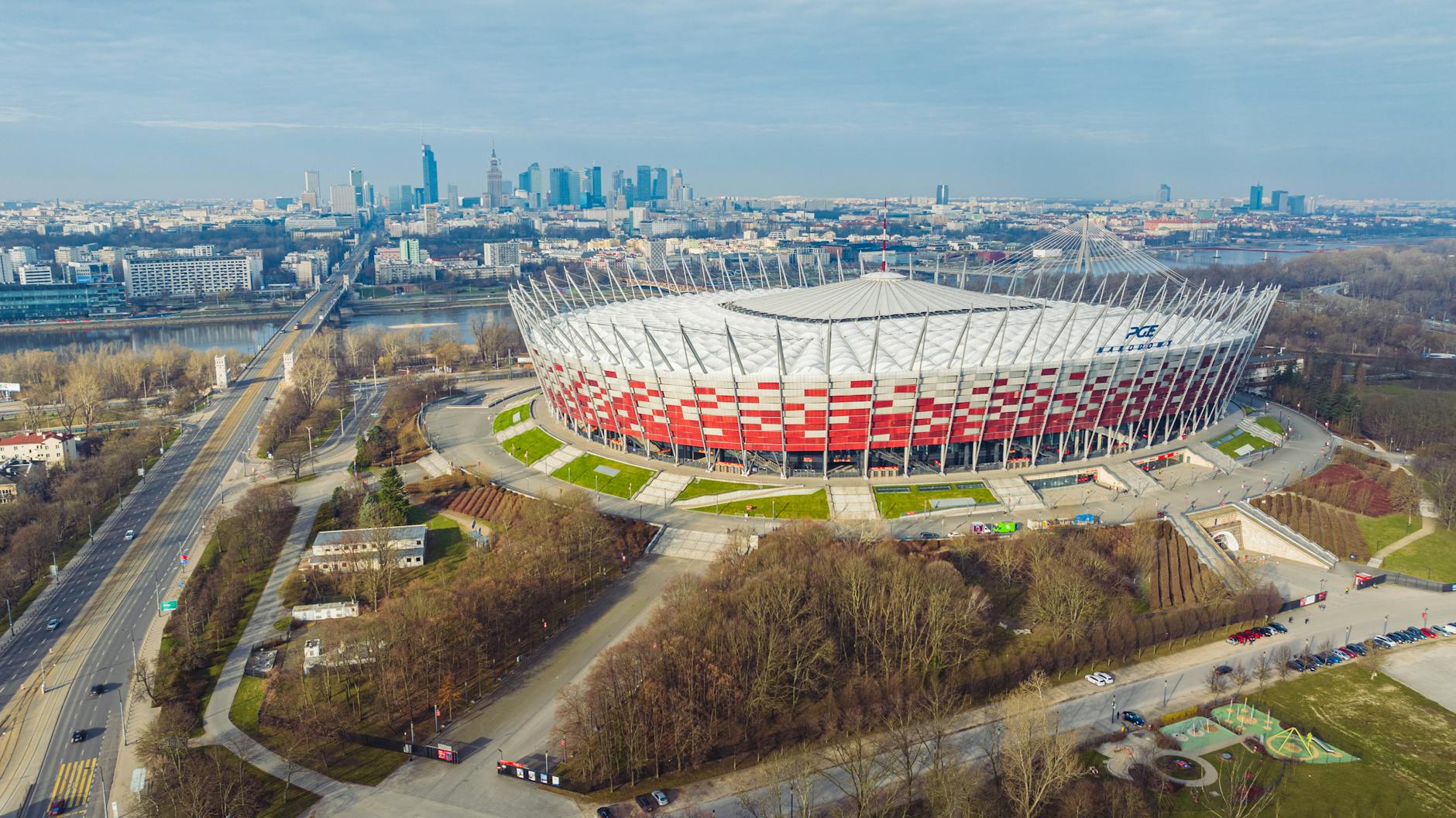 Drużyna PGE Spójnia Stargard świętująca zwycięstwo w półfinale 1. Ligi koszykówki